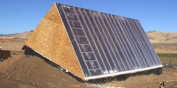 Semi-buried Walipini greenhouse concept for heat retention (buffer)