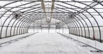 Rolling system for thermal blankets in a winter cultivation greenhouse