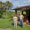 Corenthin Chassouant junto a Carmen Emilia Pérez y Hernán Escobar Uribe, propietarios de Chocolate Viejo León, en Támesis, Antioquia