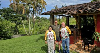 Corenthin Chassouant junto a Carmen Emilia Pérez y Hernán Escobar Uribe, propietarios de Chocolate Viejo León, en Támesis, Antioquia