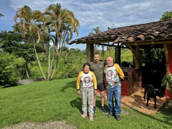Corenthin Chassouant junto a Carmen Emilia Pérez y Hernán Escobar Uribe, propietarios de Chocolate Viejo León, en Támesis, Antioquia