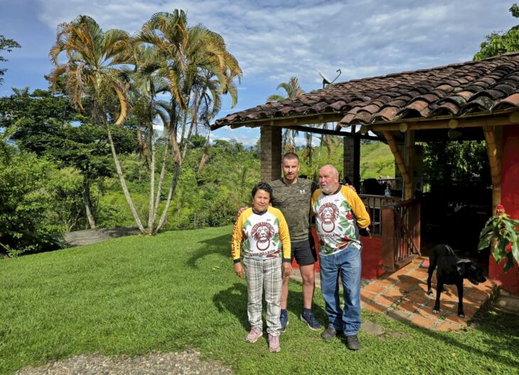 Corenthin Chassouant junto a Carmen Emilia Pérez y Hernán Escobar Uribe, propietarios de Chocolate Viejo León, en Támesis, Antioquia