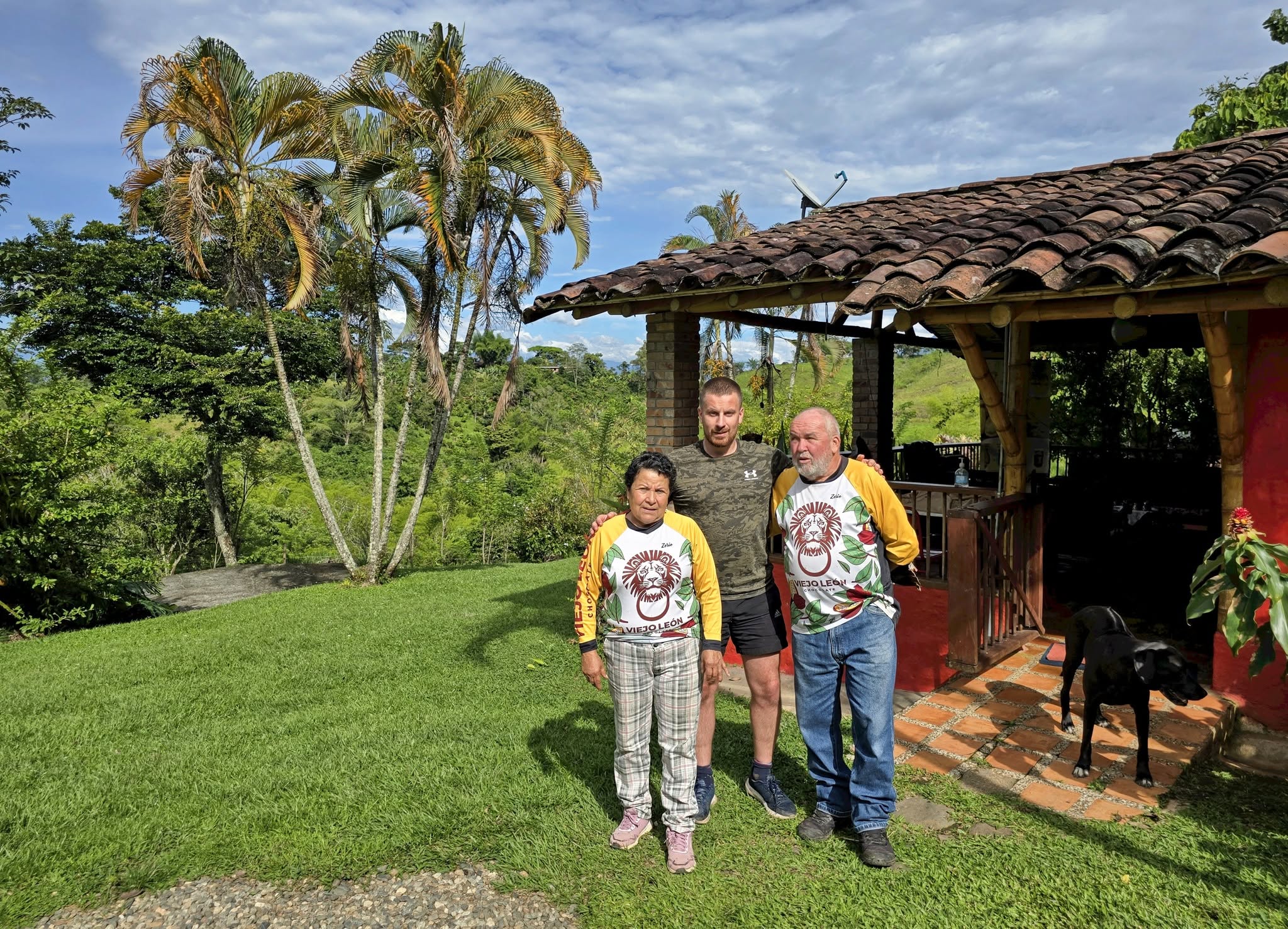 Corenthin Chassouant junto a Carmen Emilia Pérez y Hernán Escobar Uribe, propietarios de Chocolate Viejo León, en Támesis, Antioquia