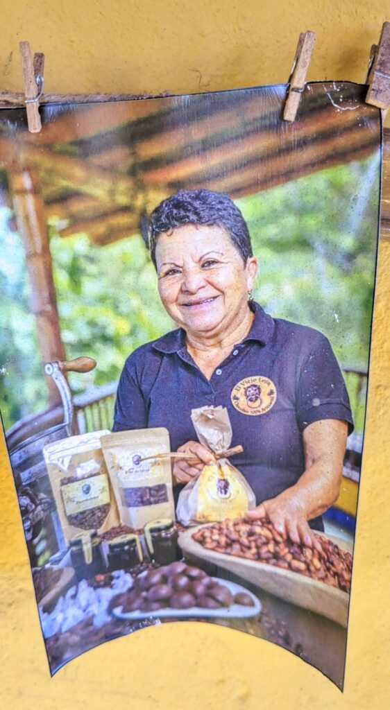 Carmen Emilia Pérez, copropietaria de Chocolate Viejo León, en su finca cacaotera de Támesis, Antioquia
