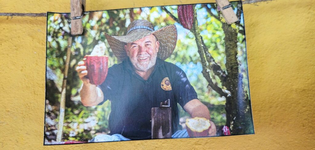 Hernán Escobar Uribe, copropietario de Chocolate Viejo León, en su finca cacaotera de Támesis, Antioquia