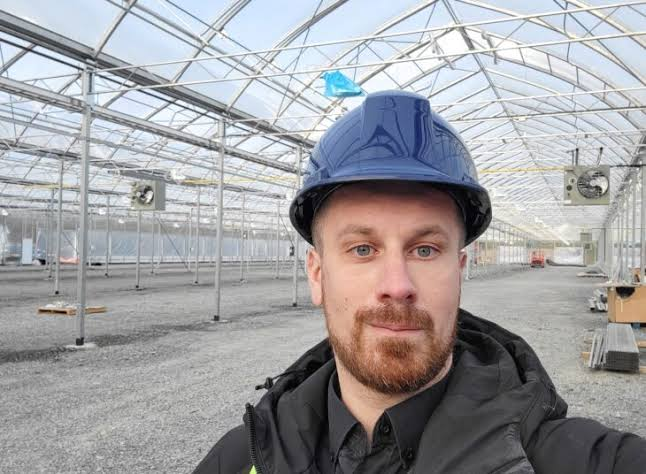 Sur le chantier d'une serre en poly double pour la production de plants forestiers au Canada Agronome sur le chantier d'une nouvelle serre en poly double en construction pour la production de plants forestiers au Canada